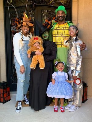 Pebasket Kobe Bryant bersama istri dan empat putrinya pada momen Halloween.