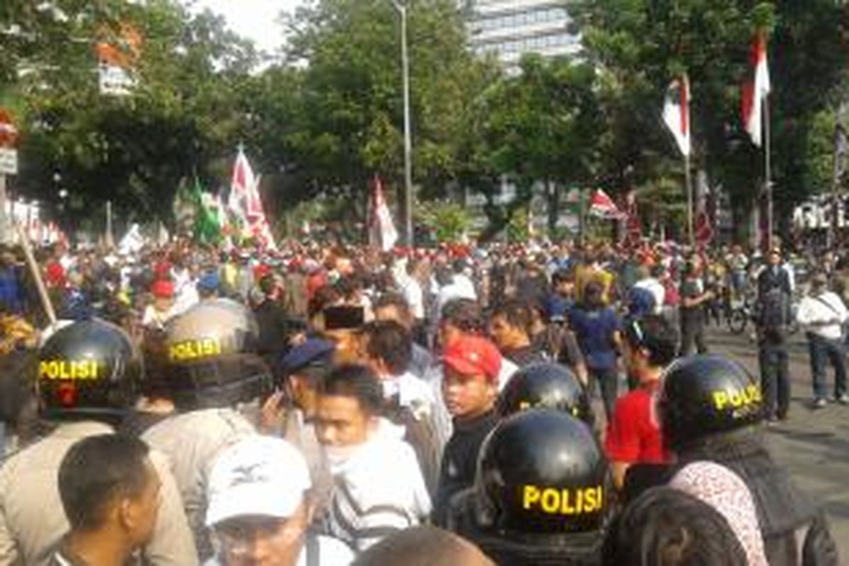 Massa pendukung Prabowo kembali datangi kawasan Jalan Medan Merdeka, Jakarta Pusat, Kamis (21/8/2014).