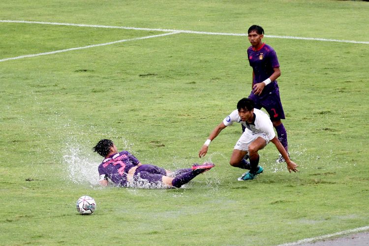 Pemain Persik Kediri dan PSIS Semarang saat berebut bola pada pertandingan pekan 23 Liga 1 2021-2022 yang berakhir dengan skor 0-0 di Stadion Kapten I Wayan Dipta Gianyar, Minggu (6/2/2022) sore. 