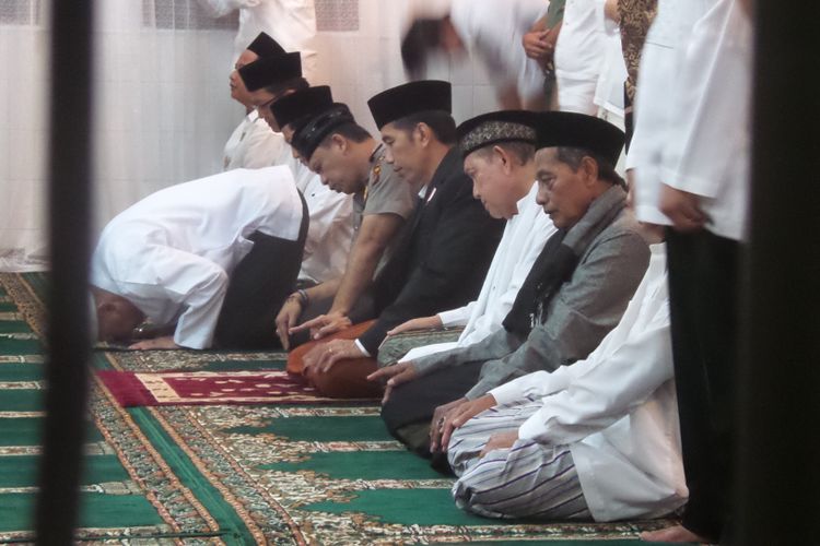 Presiden Joko Widodo menunaikan ibadah salat tarawih di Masjid Pondok Pesantren Cipasung, Tasikmalaya, Jawa Barat, Jumat (9/6/2017).