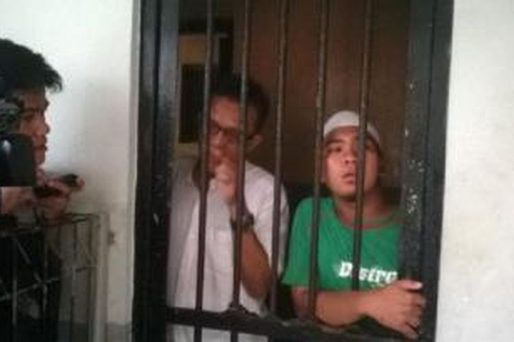 Kuswandi (Kiri), terdakwa kasus penipuan bermodus anggota Komisi Pemberantasan Korupsi (KPK) gadungan, saat menunggu sidang di ruang tahanan Pengadilan Negeri Jakarta Selatan, Rabu (4/1/2015). 