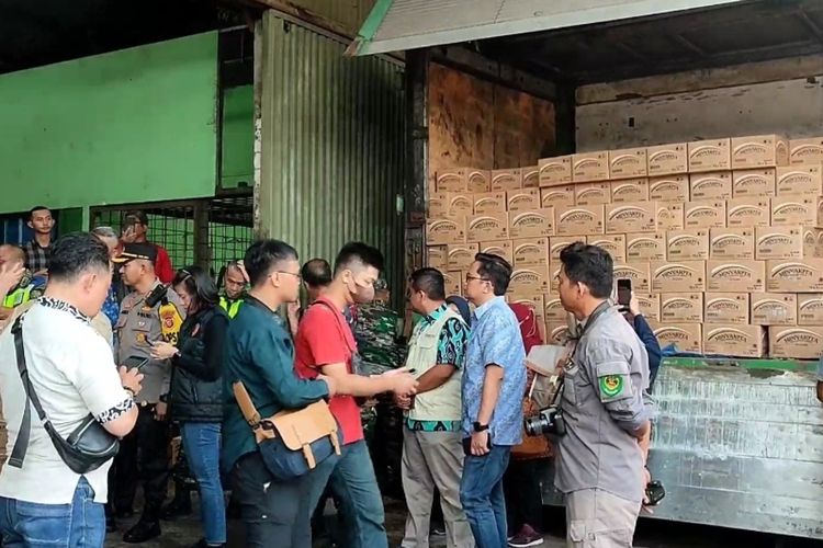 Tim gabungan Satgas Pangan Kota Cirebon melakukan sidak ke salah satu gudang distributor Minyakita di Kecamatan Lemahwungkuk Kota Cirebon Jawa Barat, Jumat (17/2/2023). Mereka menemukan satu truk kontainer berisi 1700 dus Minyakita yang baru datang dan akan didistribusikan ke wilayah III Cirebon.