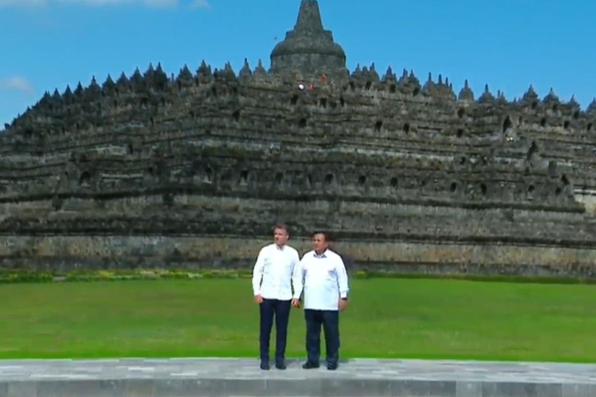 Presiden RI Prabowo Subianto dan Presiden Prancis Emmanuel Macron tiba di Candi Borobudur, Magelang, Jawa Tengah, Kamis (29/5/2025).