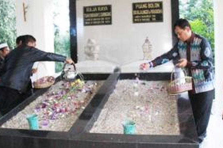 Bupati Simalungun saat berziarah di makam leluhur Simalungun, Sumatera Utara, Sabtu (9/5/2015).