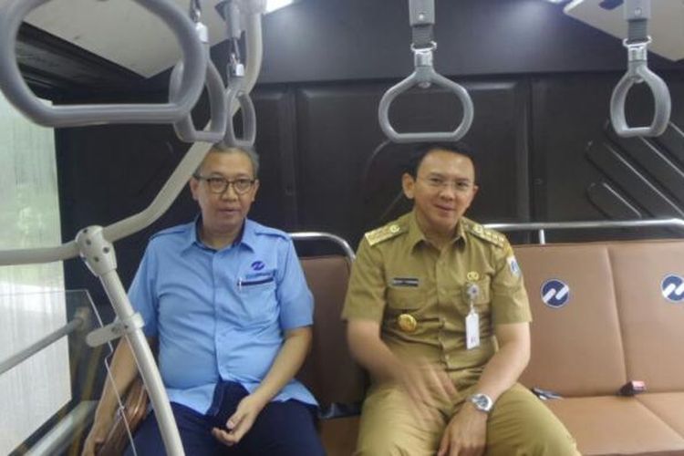 Gubernur DKI Jakarta Basuki Tjahaja Purnama dan Dirut PT Transjakarta Budi Kaliwono menaiki bus Transjakarta vintage, Selasa (14/2/2017). 