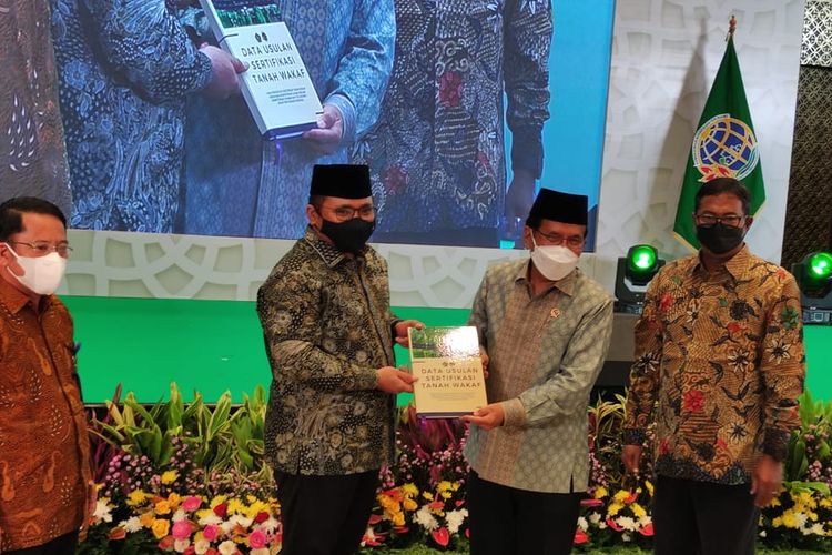 Menteri Agama Yaqut Cholil Qoumas dan Menteri Agraria dan Tata Ruang/Badan Pertanahan Nasional (ATR/BPN) Sofyan Djalil menandatangani nota kesepahaman Program Percepatan Sertifikasi Tanah Wakaf, Rabu (15/12/2021).