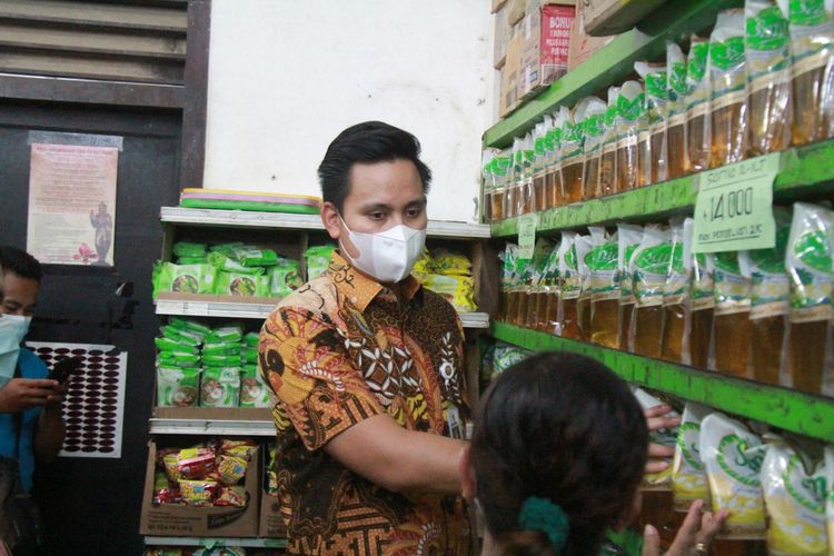 Bupati Kendal, Dico M Ganinduto, saat sidak harga minyak goreng. KOMPAS.COM/DOK. HUMAS KENDAL