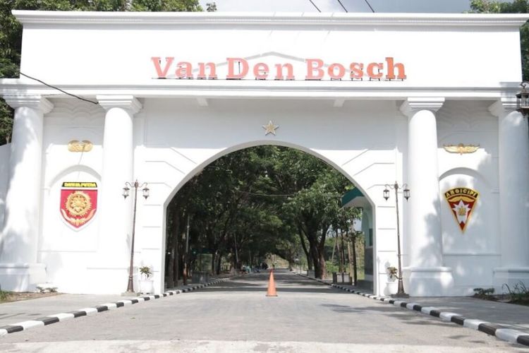 Bagian depan Benteng Van den Bosch atau Benteng Pendem Ngawi di Kabupaten Ngawi, Jawa Timur.
