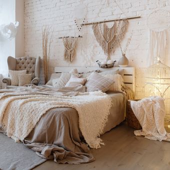 Ilustrasi kamar tidur bergaya boho minimalis, kamar tidur aesthetic. 