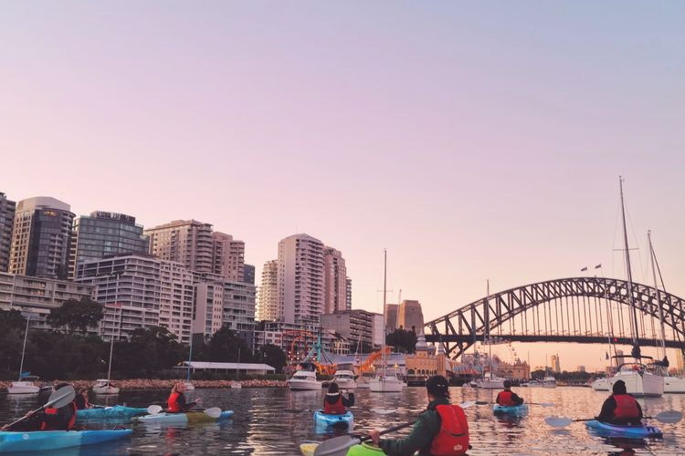 Kegiatan menaiki perahu kayak sambil menikmati sunrise di kota Sydney, Australia. 