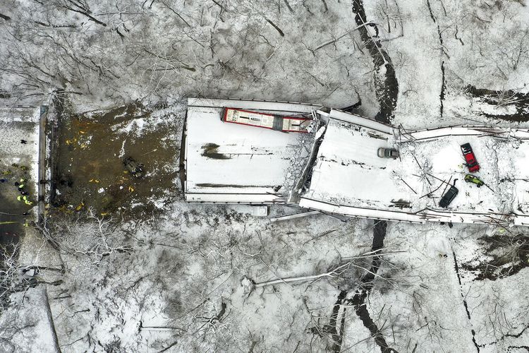 Pemandangan Jembatan AS Fern Hollow di Pittsburgh yang ambruk pada Jumat pagi, 28 Januari 2022. 