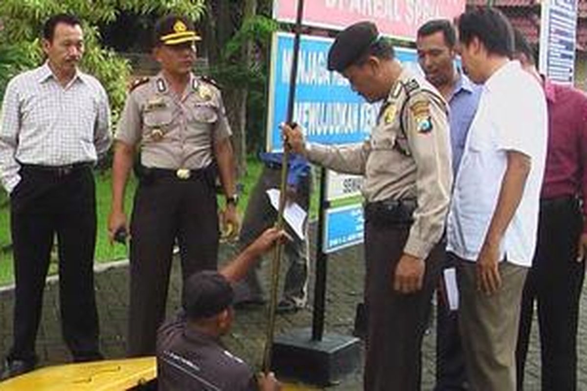 Antisipasi penimbunan BBM, sejumlah polisi dari Polsek Gempol Pasuruan, Jawa Timur melakukan sidak di tangki SPBU.