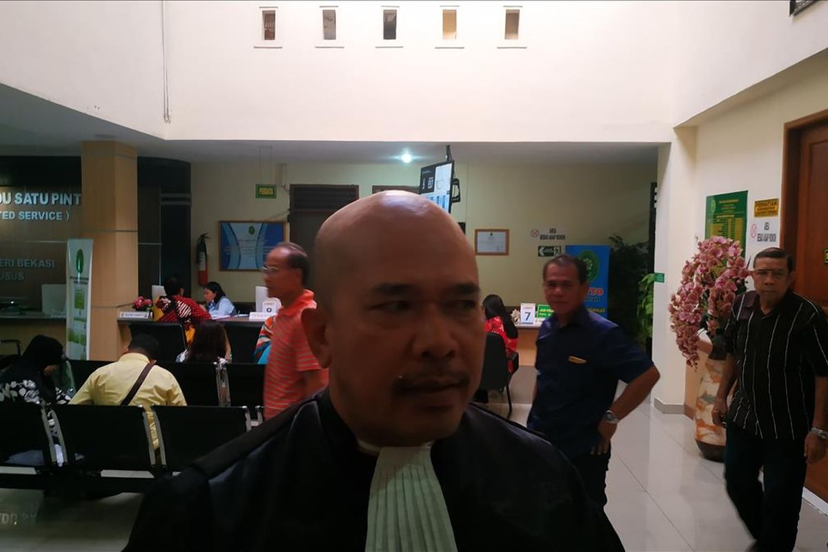 Alan Simamora, kuasa hukum terdakwa kasus pembunuhan satu keluarga di Bekasi, saat dijumpai di Pengadilan Negeri Bekasi, Senin (8/7/2019).