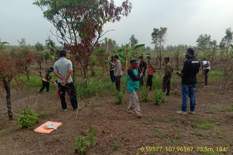 Tim Inafis dari Kepolisian Resor Indramayu, Jawa Barat, saat melakukan melakukan penyelidikan di lokasi penemuan tengkorak manusia di Hutan Perum Perhutani, Desa Sanca, Kecamatan Gantar, Kabupaten Indramayu.