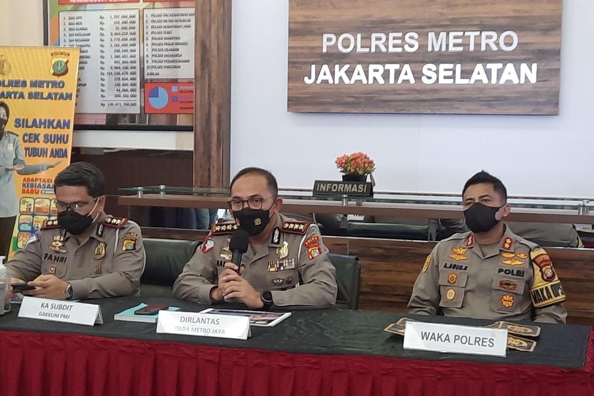 Dirlantas Polda Metro Jaya Kombes Sambodo Purnomo Yogo saat memberikan keterangan pers di Polres Jakarta Selatan, Minggu (22/8/2021). Polisi telah menetapkan satu tersangka terkait kasus tabrak lari oleh mobil Toyota Fortuner berpelat dinas 3488-07 yang melawan arah saat melaju di Jalan Tentara Pelajar, Grogol Utara, Kebayoran Lama, Jakarta Selatan, Jumat (20/8/2021) dini hari.