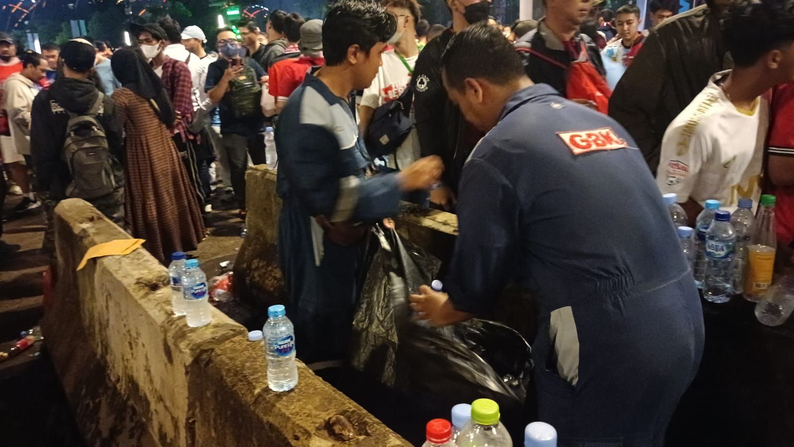 Penonton Dilarang Bawa Botol Minum ke Dalam Stadion, Sampah Berserakan di Pintu 10 SUGBK 