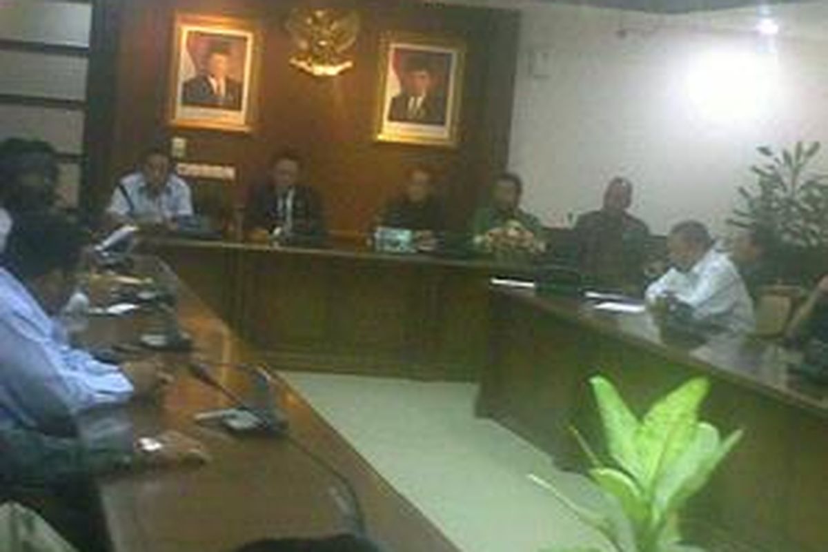 Wakil Ketua Umum Golkar, Agung Laksono menerima puluhan pengurus DPD II Golkar, Senin (4/5), di Gedung DPR