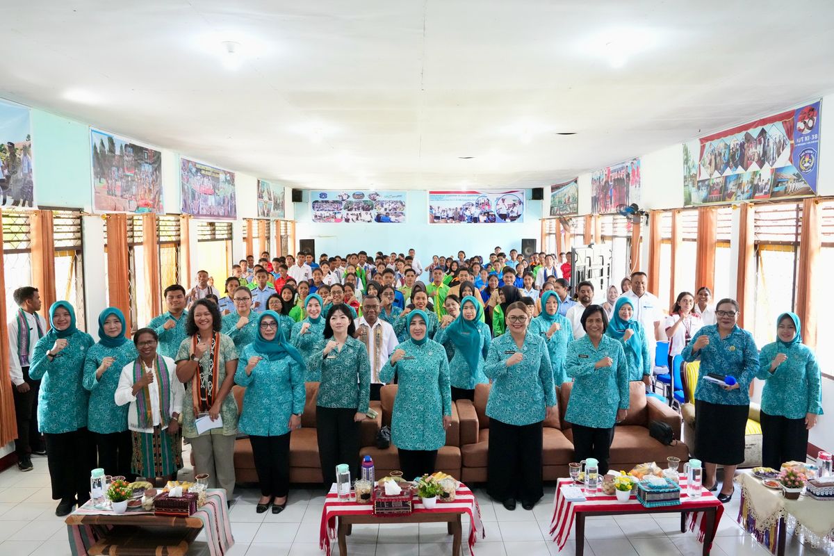 Ketua TP PKK Tri Tito Karnavian dalam kegiatan Sosialisasi Perlindungan terhadap Perempuan dan Anak dari Tindak Kekerasan Fisik dan Verbal di SMK Negeri 1 Kalabahi, Kabupaten Alor, NTT, Rabu (20/5/2026).