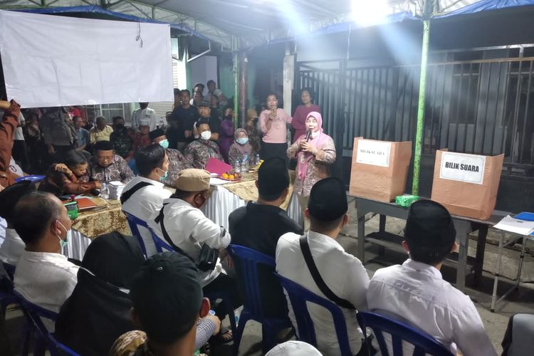 Suasana pemilihan Ketua RW 17 di Kelurahan Tugu Utara, Kecamatan Koja, Jakarta Utara yang diikuti oleh 20 kandidat calon Ketua RW, Kamis (24/3/2022) malam.