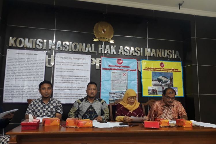 Komisi Nasional Hak Asasi Manusia, LAPPCI, PPUA Penca menggelar konferensi pers soal kemenangan Dwi Ariyani menggugat diskriminasi Etihad Airways, di Jakarta, Kamis (7/12/2017).
