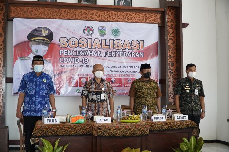 Bupati Jepara Dian Kristiandi saat melaksanakan kegiatan sosialisasi pencegahan penyebaran Covid-19 di Pendapa Kecamatan Kembang, Rabu (6/10/2021).