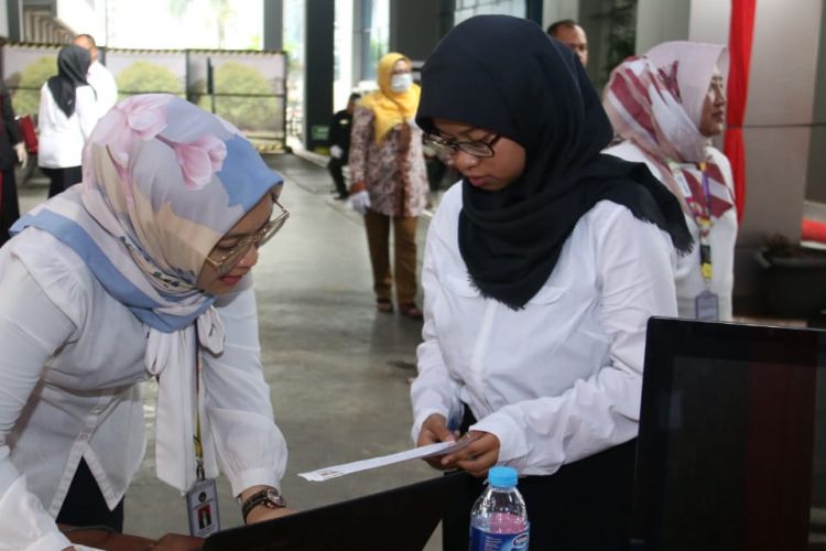 Pelaksanaan tes Seleksi Kompetensi Dasar (SKD) berbasis Computer Assisted Test (CAT) yang diselenggarakan di Kantor Badan Kepegawaian Negara Jakarta, Jakarta (6/11)