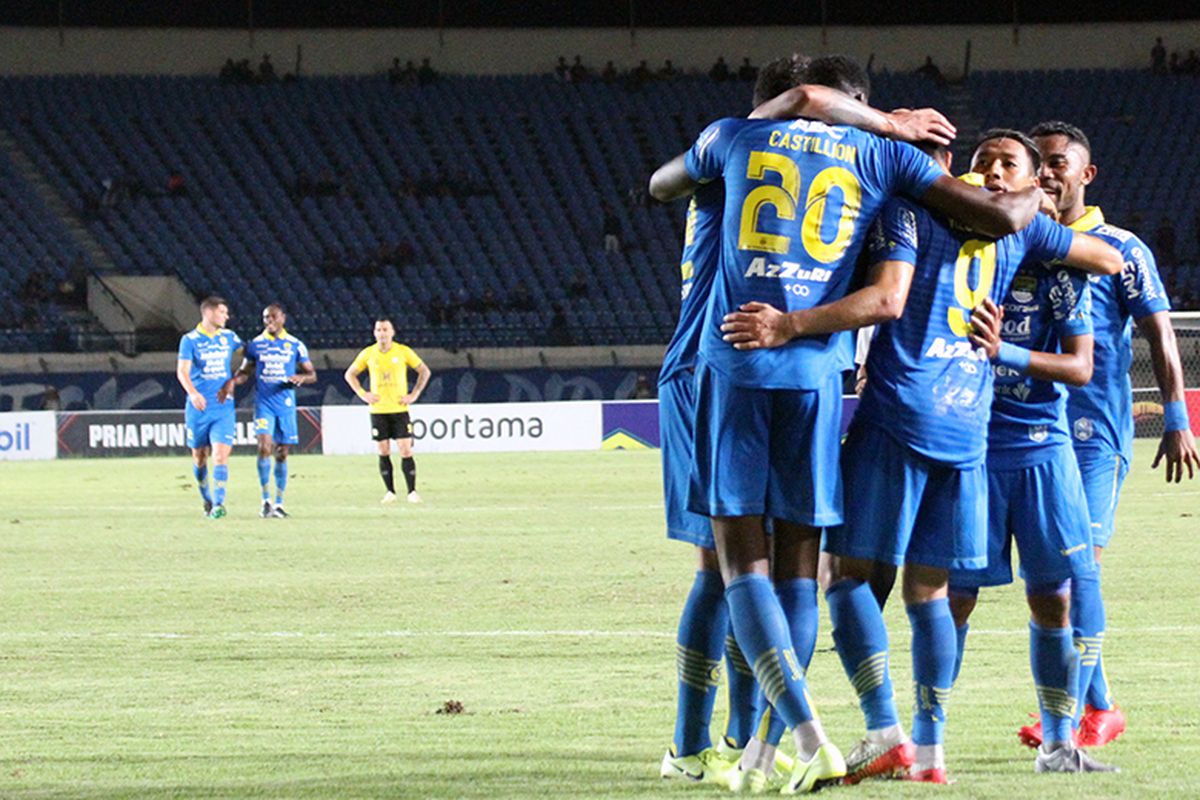 Para pemain Persib merayakan gol kedua mereka ke gawang Barito Putera, ketika kedua tim beruji tanding, di Stadion Si Jalak Harupat, Selasa (11/2/2020).