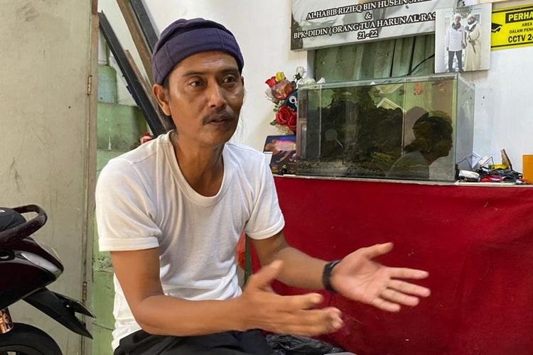 Didin Wahyudin (50), ayah Harun Al Rasyid, menjelaskan terkait tragedi yang menewaskan anaknya usai Pemilu 2019. Foto didokukentasikan pada Rabu (13/12/2023) di Kebon Jeruk, Jakarta Barat. 