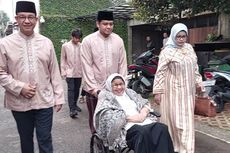 Anies Sekeluarga Jalan Kaki ke Masjid Babul Khoirot untuk Shalat Idul Adha
