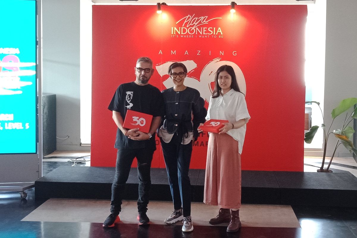 Senior Manager Event & Promotions and Creative Services PT Plaza Indonesia Realty Tbk, Ria Juwita (tengah) bersama perwakilan ESMOD Kids dan Bimbi yang akan mengisi Plaza Indonesia Kids Fashion Week 2020.