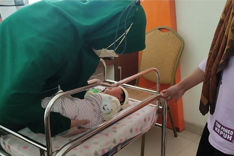 Petugas Poned Puskesmas Keluh Kecamatan Palimanan Kabupaten Cirebon Jawa Barat, menangani bayi yang ditemukan di pinggir jalan , Minggu dini (26/2/2023)