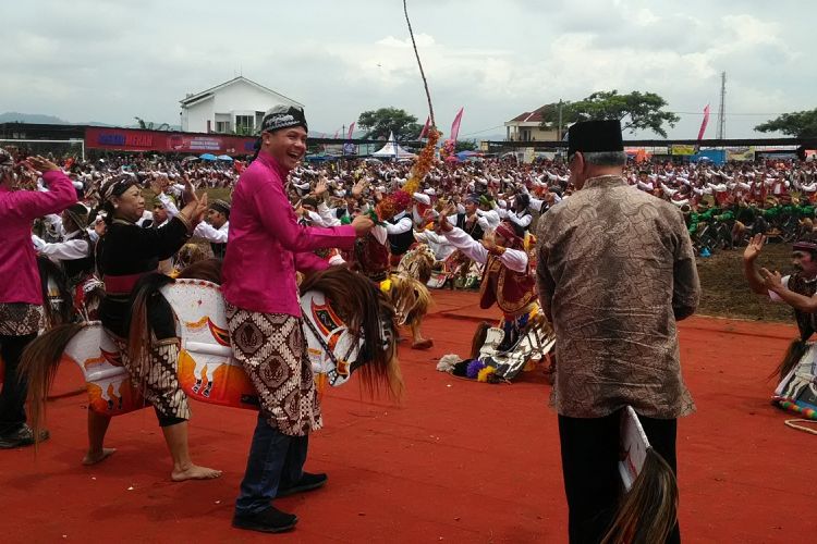 Gubernur Jateng Ganjar Pranowo asyik menari jatilan atau kuda lumping saat acara Sedekah Turonggo Bhumi Pala di Kabupaten Temanggung, Sabtu (25/11/2017). 