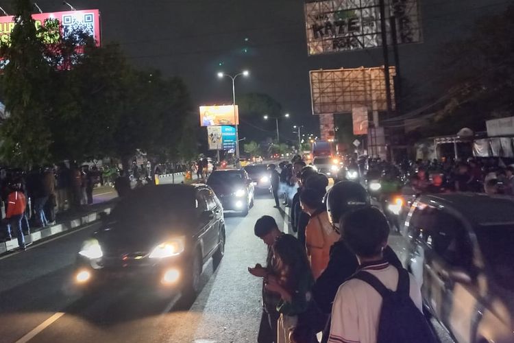 Massa menggelar demo di depan Polda DIY, Sleman. Suasana lalu lintas di ring road utara DIY masih dilintasi kendaraan, Jumat (29/8/2025).