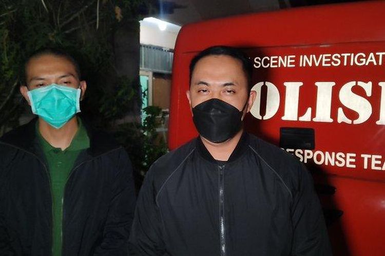 Kapolres Indramayu, AKBP M Lukman Syarif didampingi Dandim 0616/Indramayu Letkol ARM Andang Radianto, di RS Bhayangkara Losarang Indramayu, memberikan keterangan soal penemuan mayat laki-laki dilakban, Senin (25/7/2022) malam. 