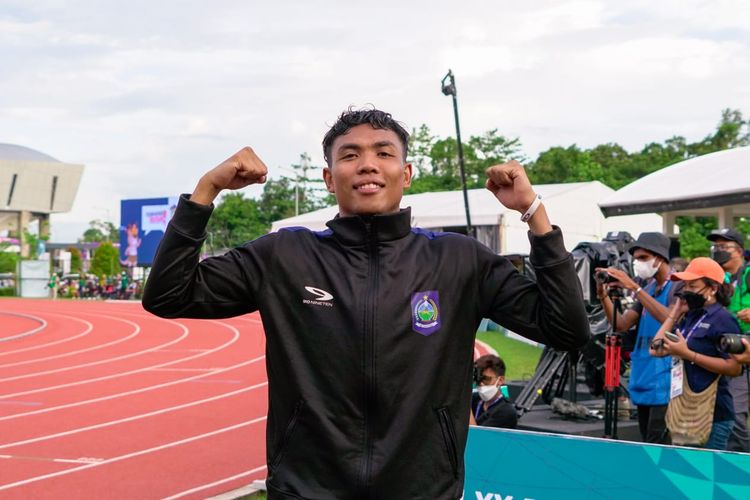 Lalu Muhammad Zohri berpose menggunakan jaket olahraga produk dari salah satu merek Indonesia, 910Nineten, di Stadion Atletik, Mimika Sport Complex, Papua.