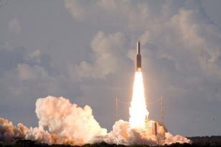 Roket Ariane-5 meluncur dari stasiun luar angkasa Kourou di Guyana Perancis membawa dua buah satelit, salah satunya adalah satelit militer India GSAT-7.