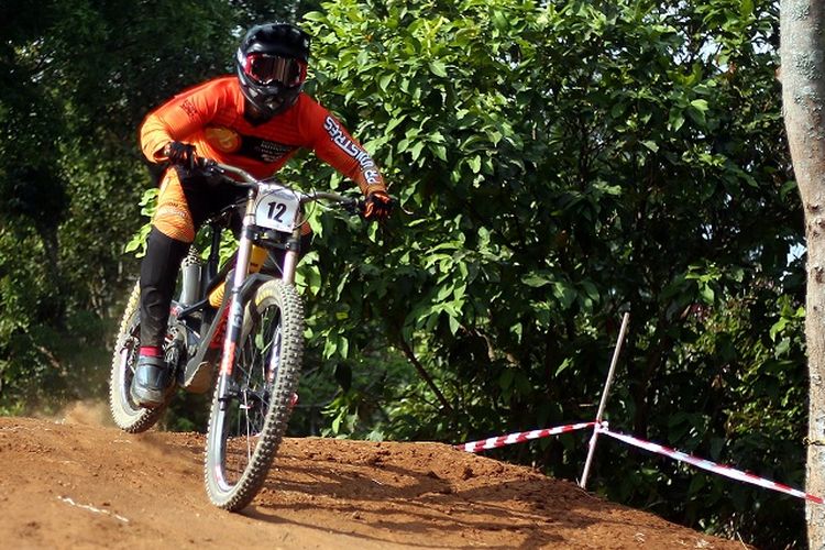 Atlet downhill dari 76 Team, Khoiful Mukhib.