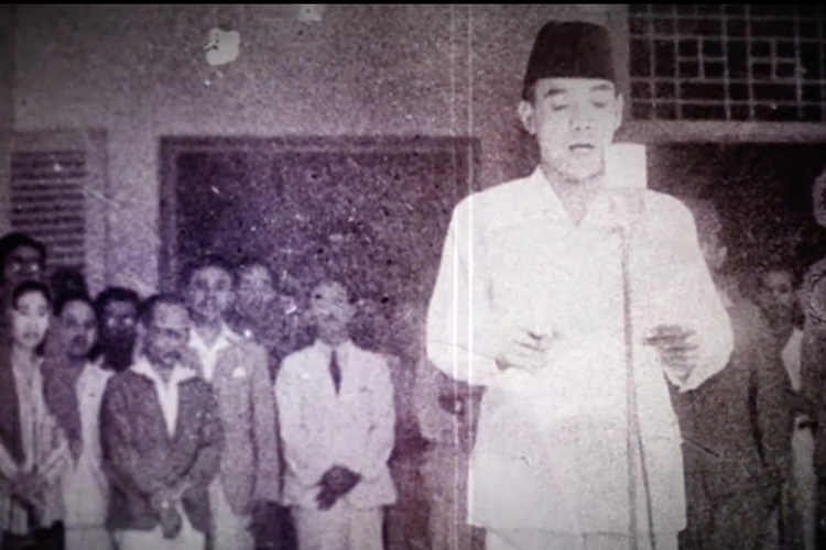 Foto pembacaan teks Proklamasi Kemerdekaan Indonesia oleh Soekarno pada 17 Agustus 1945