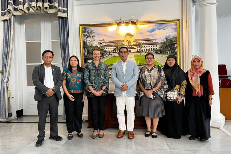 Gubernur Jabar Ridwan Kamil dan Pro Vice-Chancellor and President of Monash University Andrew Macintyre melakukan penandatanganan nota kesepakatan bersama secara virtual di Gedung Pakuan, Kota Bandung, Kamis (11/5/2023). Penandatanganan ini terkait kerja sama dalam pengolahan limbah dan revitalisasi Daerah Aliran Sungai Citarum.
