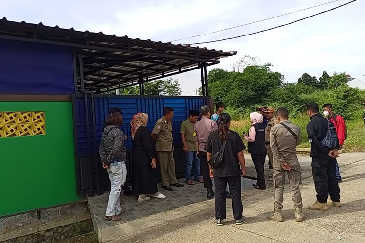 Kondisi rumah pria berinisial US (40) yang hidup kembali setelah sebelumnya dinyatakan meninggal dunia di Perumahan Ambar Telaga Residence 2, Kecamatan Rancabungur, Kabupaten Bogor, Jawa Barat, Selasa (15/11/2022).