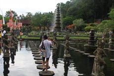 Tirta Gangga, Meniti Batu-batu di Atas Kolam