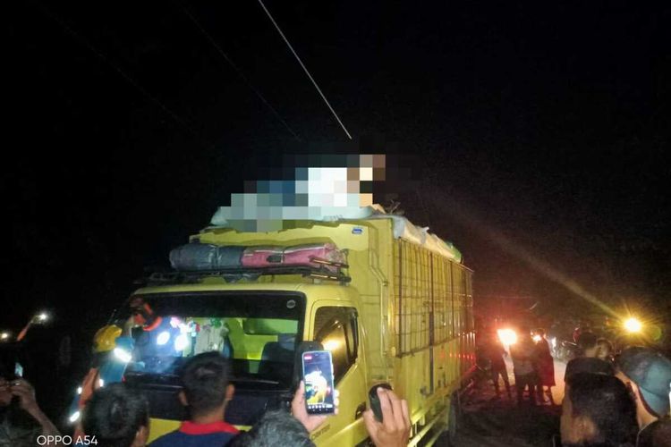 Warga berkerumun menyaksikan proses evakuasi sopir dan kernet yang tewas tersengat listrik saat memperbaiki letag gabah padi di Dusun Barisan Sidikalang I, Desa Gelam Sei Serimah, Kecamatan Bandar Khalifah, Serdang Bedagai pada Rabu (21/9/2022) malam..