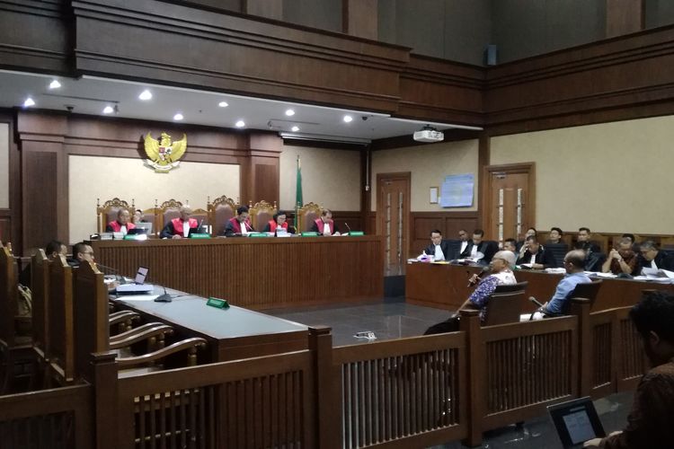 Sidang pemeriksaan saksi untuk mantan Direktur Utama PT Garuda Indonesia Emirsyah Satar dan pengusaha Soetikno Soedarjo. Keduanya merupakan terdakwa kasus dugaan suap terkait pengadaan pesawat dan mesin pesawat di PT Garuda Indonesia.