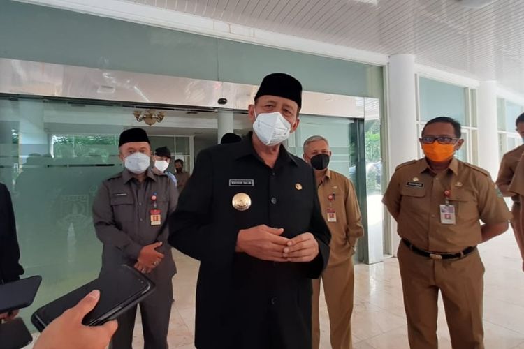 Gubernur Banten Wahidin Halim mengaku banya bisa tersenyum dan tertawa saat dituduh ikut terlibat dalam kasus dugaan korupsi dana hibah Ponpes