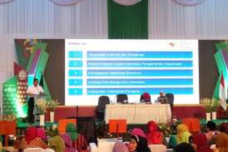Menteri Koordinator Maritim, Luhut Binsar Pandjaitan menjadi pembicara dalam Kongres XVII Muslimat Nahdlatul Ulama di Asrama Haji Pondok Gede, Jakarta Timur, Jumat (25/11/2016).