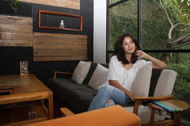 Prisia Nasution poses on the sidelines of an interview for the preskon of the Kondangan Film at Ecology Bistro Kemang, Mampang Prapatan, South Jakarta, Friday, (12/20/2019).  In the film, Prisia Nasution plays the role of Putri.