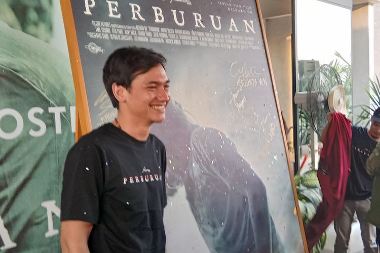 Adipati Dolken berpose dalam peluncuran poster film Perburuan di RBOJ Coffee, Mampang Prapatan, Jakarta Selatan, Rabu (26/6/2019).