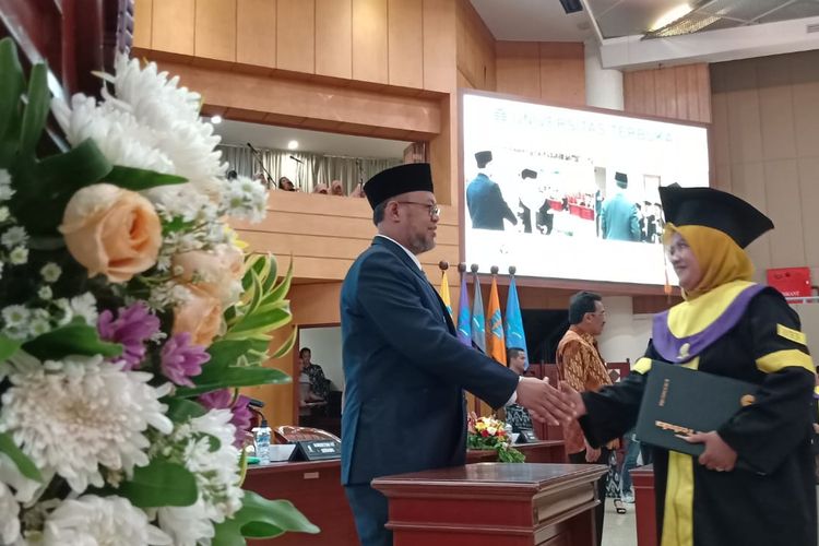 Universitas Terbuka Serang mengadakan Upacara Penyerahan Ijazah untuk 856 wisudawan untuk program Diploma dan Sarjana pada 19 Januari 2020. 