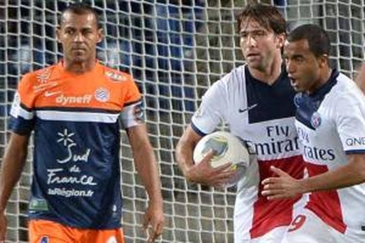 Bek Paris Saint-Germain, Maxwell (tengah), melakukan selebrasi bersama rekannya, usai mencetak gol ke gawang Montpellier pada pekan pertama Ligue 1, Jumat (9/8/2013). PSG bermain imbang 1-1 melawan tuan rumah.