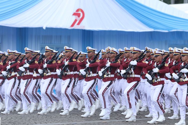 Defile kepolisian dan elemen masyarakat dalam acara HUT ke-79 Bhayangkara di Silang Monas, Jakarta Pusat, Selasa (1/7/2025). Tema besar tahun ini mengusung slogan polri untuk masyarakat.